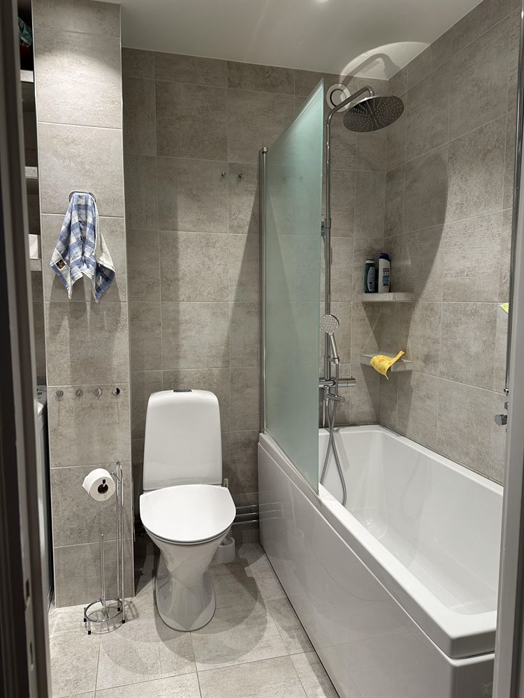 9841484366e80c8437e2271430e4c541