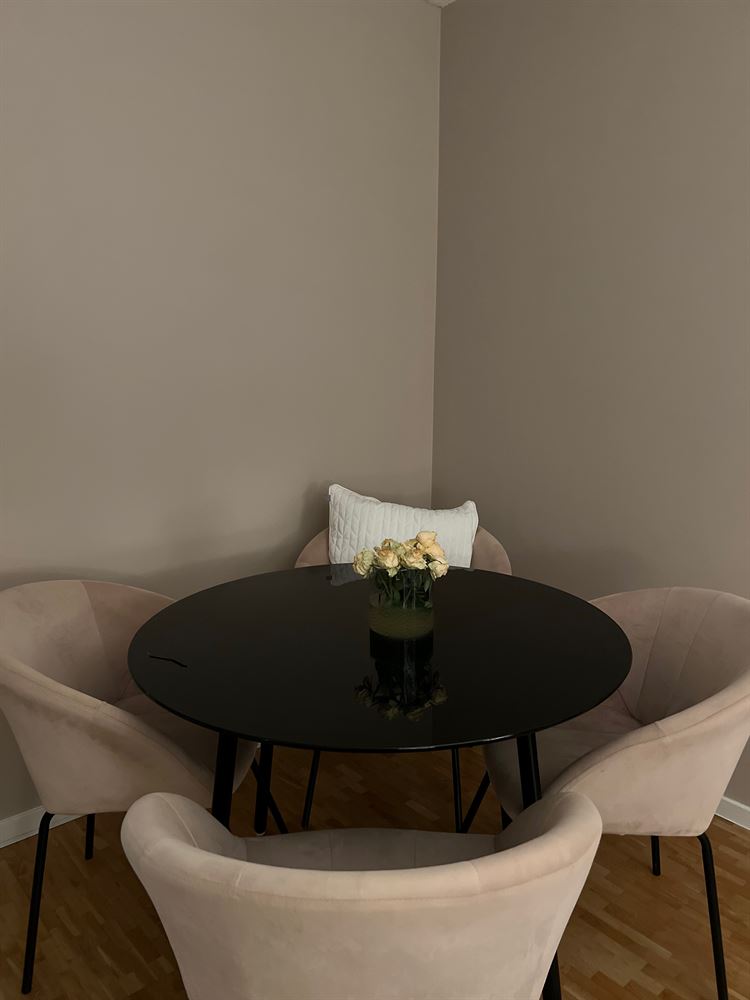Facetune_04-03-2023-10-34-23
